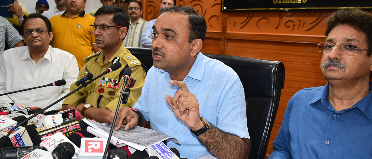 Govt keen to address public concerns on Smart Meters, Toll Plaza issues: Div Com Jammu