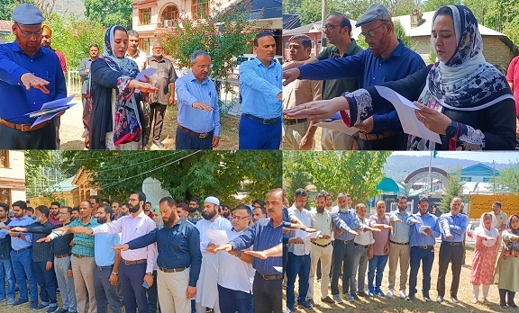 DC administers Pledge as “Bhrashtachar Mukt J&K” campaign kick-starts across B’la