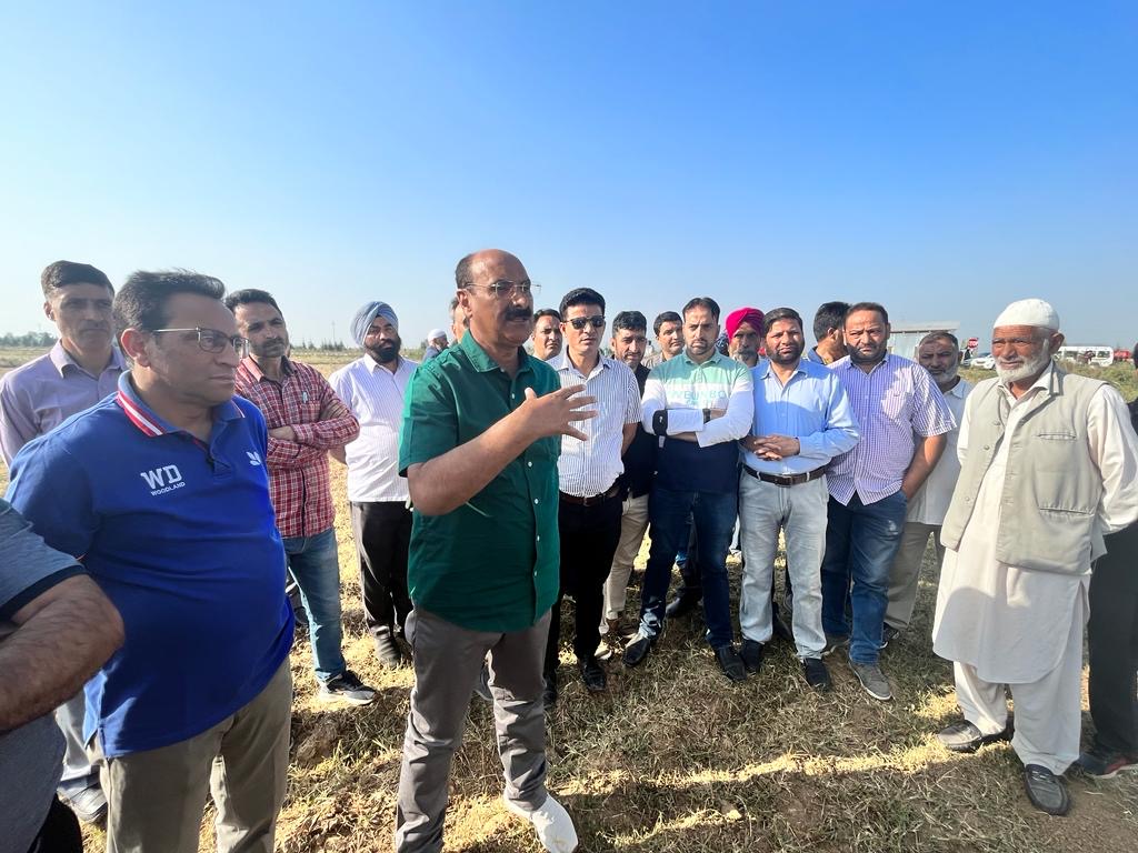 Director Agriculture holds interaction with Saffron Farmers at Chandhara Pampore