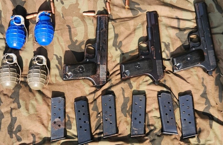 Jammu region, an intelligence based joint operation by #IndianArmy and #JKP has led to the recovery of 03 pistols with foreign markings, 06 magazines, 64 rounds of 9mm ammunition and 04 grenades from a hideout in #Mendhar sector. This has dealt a huge blow to a terror plot planning to carry out targeted killings.