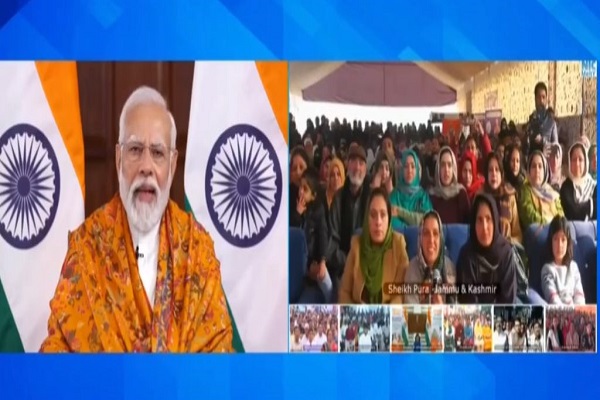 PM interacts with milk vendor Ms Nazia Nazir, a VBSY Beneficiary from Sheikh Pura