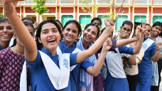 Girls Outshine Boys as 79.94 Percent Students Pass 10th Standard Examination In J&K Girls Outshine Boys as 79.94 Percent Students Pass 10th Standard Examination In J&K