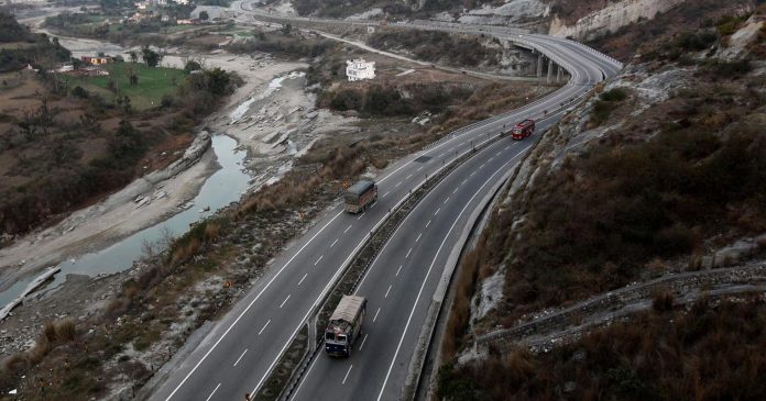 Traffic To Remain Suspended On Jammu-Srinagar NH On Sunday For Repair Work Traffic To Remain Suspended On Jammu-Srinagar NH On Sunday For Repair Work