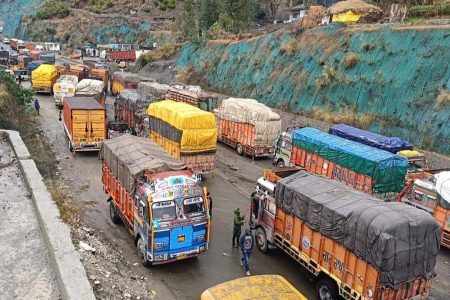 Vehicular movement to remain suspended on Jammu Srinagar NHW on 22 April Vehicular movement to remain suspended on Jammu Srinagar NHW on 22 April