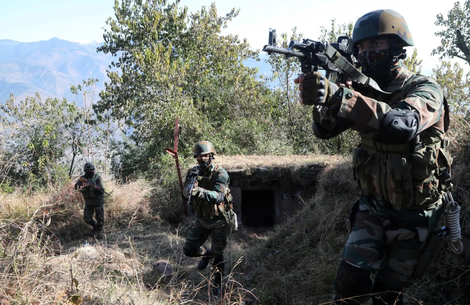 Pakistan breaches LoC ceasefire for third straight night Pakistan breaches LoC ceasefire for third straight night