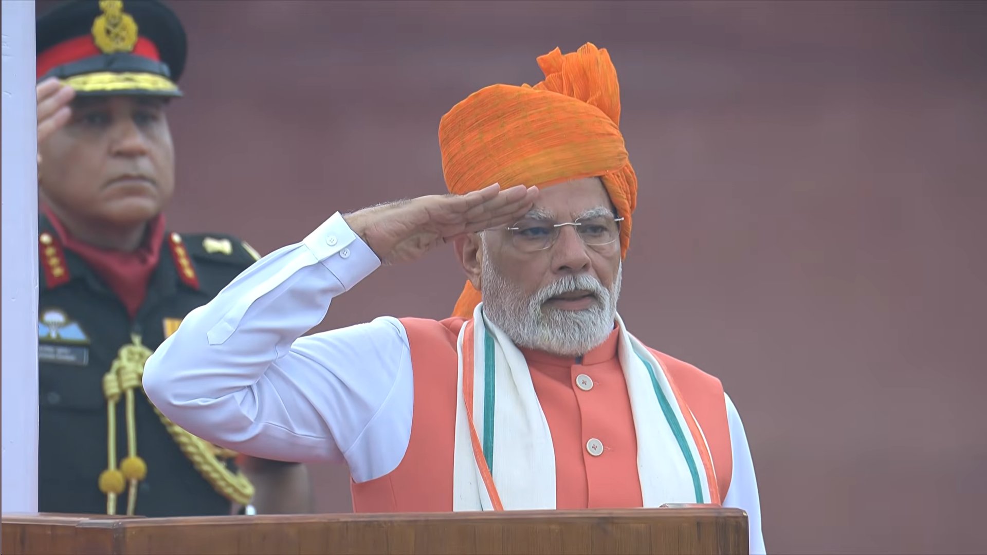 Prime Minister Narendra Modi  hoists the National flag at the historic Red fort.