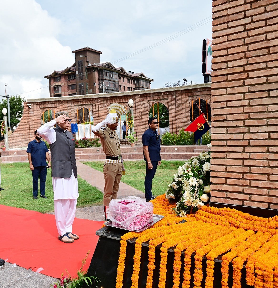 CM Omar Abdullah pays floral tributes at Balidan Stambh