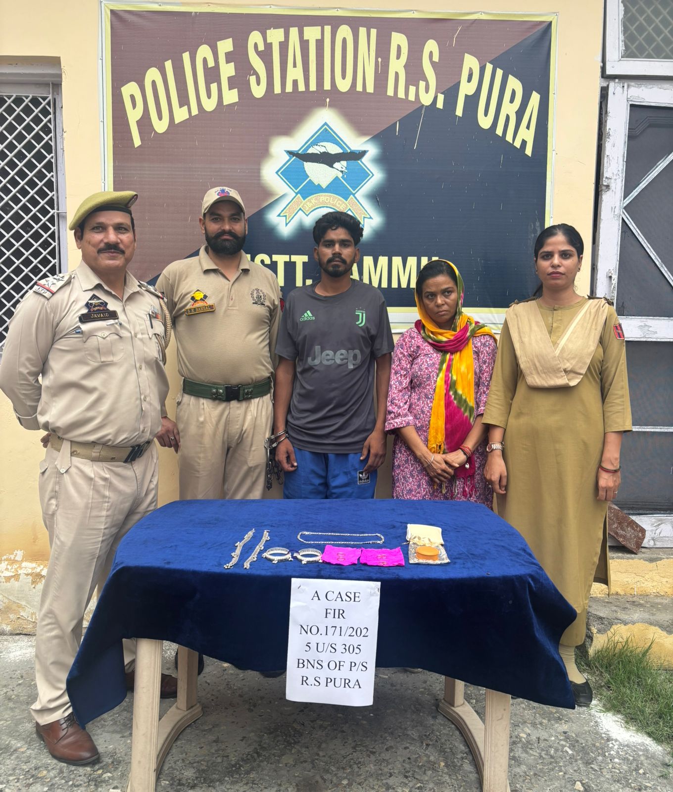 BURGLARY CASE SOLVED BY RS PURA POLICE STATION, STOLEN GOLD/SILVER ORNAMENTS RECOVERED, TWO ARRESTED
