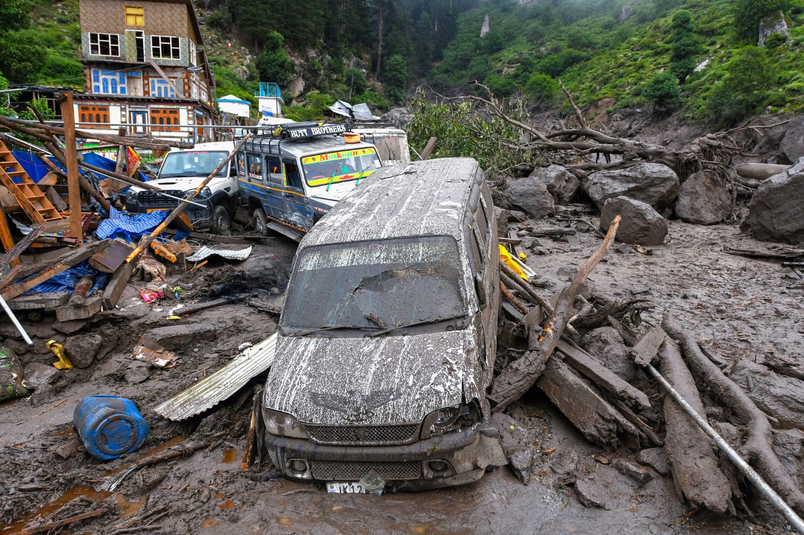 Explosives Used to Clear Boulders in Kishtwar’s Cloudburst-Hit Village, Rescue Efforts Intensified Explosives Used to Clear Boulders in Kishtwar’s Cloudburst-Hit Village, Rescue Efforts Intensified