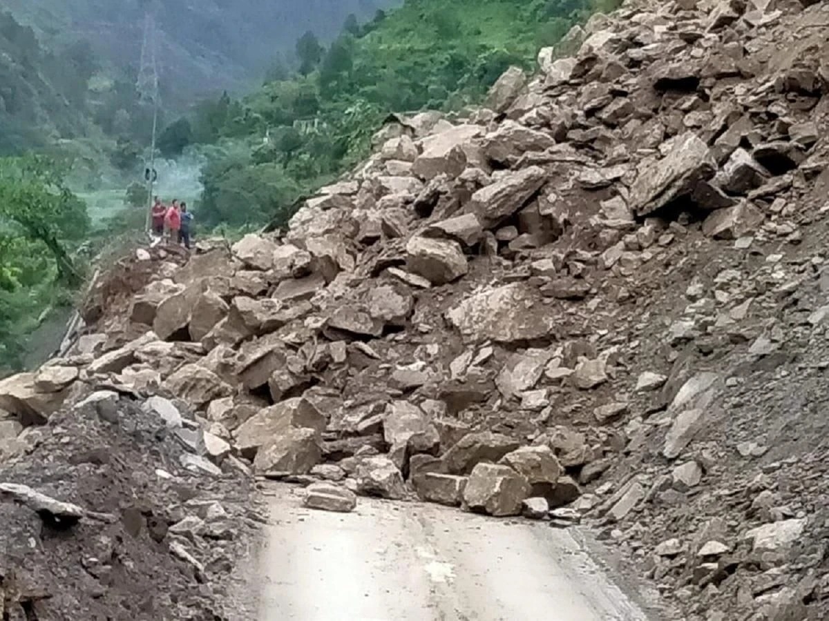 Landslide Blocks Larnoo-Murgon Top Road in Anantnag; All Stranded Evacuated Safely