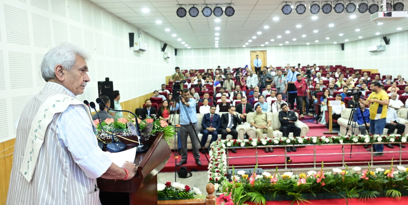 Lieutenant Governor felicitates the Winners of Centre for Innovations in Public Systems (CIPS) Awards in Srinagar Lieutenant Governor felicitates the Winners of Centre for Innovations in Public Systems (CIPS) Awards in Srinagar