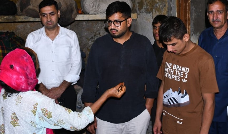 DC Rajouri visits residence of U-14 Gold Medalist Boxer Mohd Yasser; Announces sponsorship under Mission Vatsalya DC Rajouri visits residence of U-14 Gold Medalist Boxer Mohd Yasser; Announces sponsorship under Mission Vatsalya