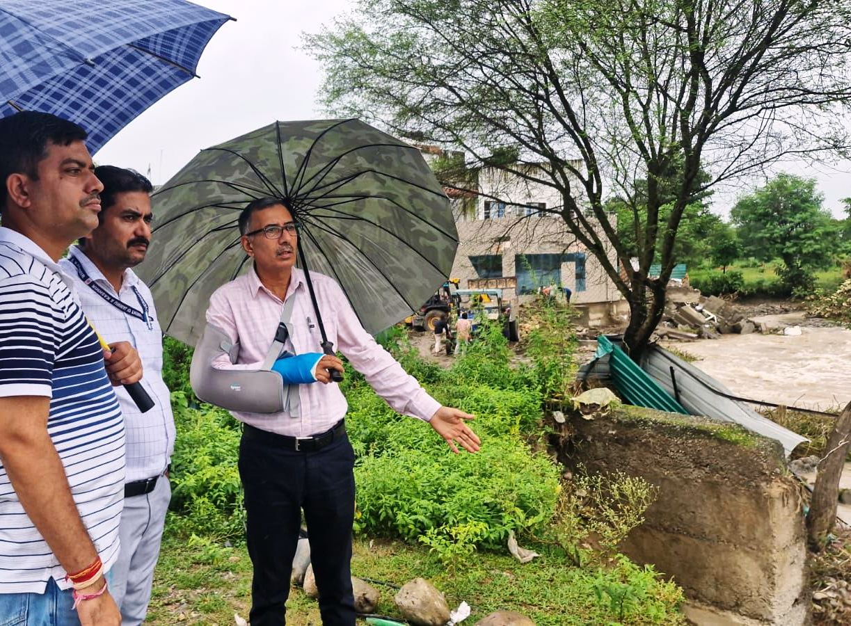 DC Kathua inspects protection works along Ravi River bank at Lakhanpur