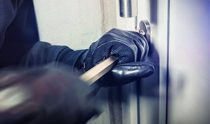 Burglars Steal Copper Worth Lakhs from Srinagar House Burglars Steal Copper Worth Lakhs from Srinagar House