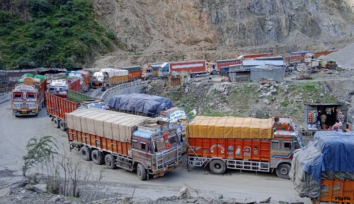 J-K highway closed for fourth day due to landslides; Mughal Road reopens J-K highway closed for fourth day due to landslides; Mughal Road reopens