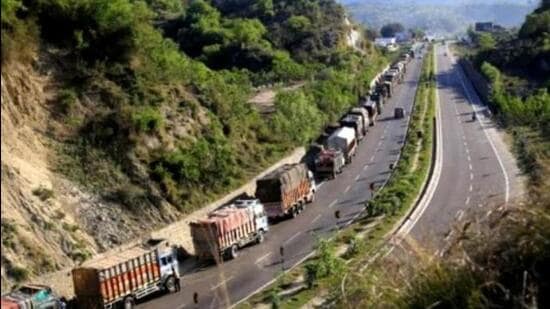 Jammu-Srinagar National Highway Closed Due to Landslides, Other Key Roads Blocked by Snow Jammu-Srinagar National Highway Closed Due to Landslides, Other Key Roads Blocked by Snow