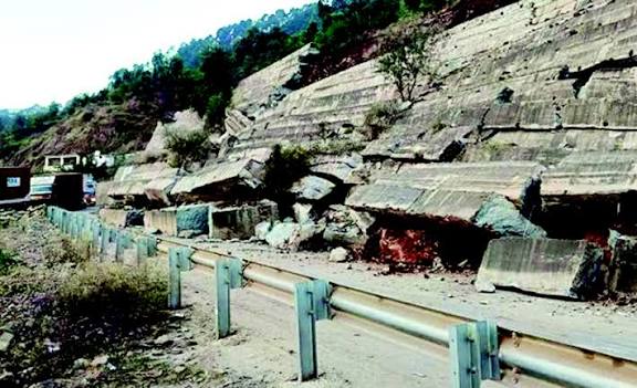 Portion of protection wall caves in on Jammu-Srinagar highway, traffic disrupted Portion of protection wall caves in on Jammu-Srinagar highway, traffic disrupted