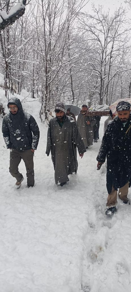Kulgam police received a distress call that a pregnant lady residing in Rangtraji has developed irresistible pain&needs immediate medical attention. Promptly, she was evacuated to PHC by a party led by SHOPS Devsar on foot for treatment