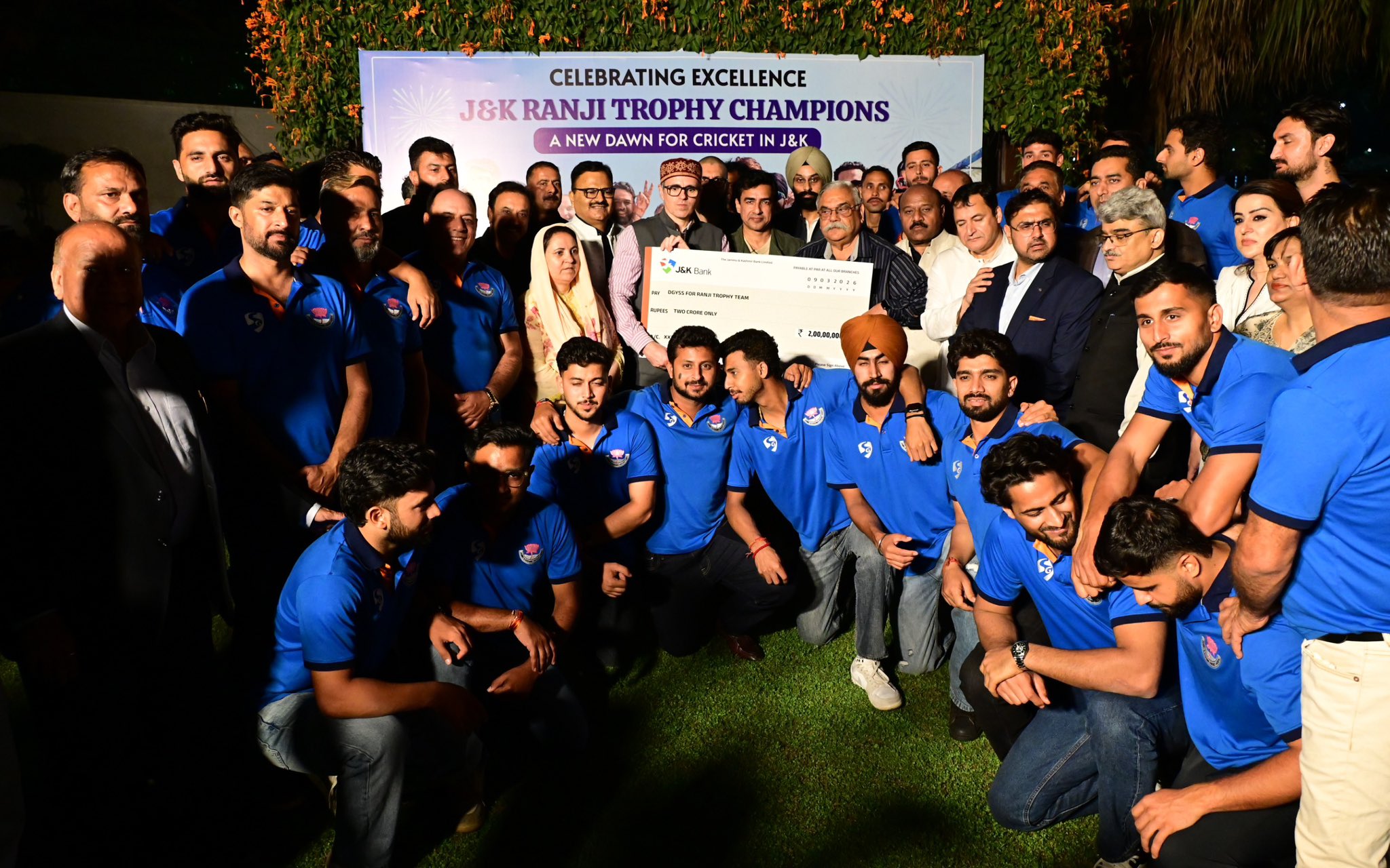 Chief Minister today hosted dinner in honour of J&K Ranji Trophy champion team. The team was warmly welcomed by the Chief Minister along-with his Cabinet colleagues and senior officers. The players were presented with the award money of ₹2 crore. BCCI President @MithunManhas was also present on the occasion.