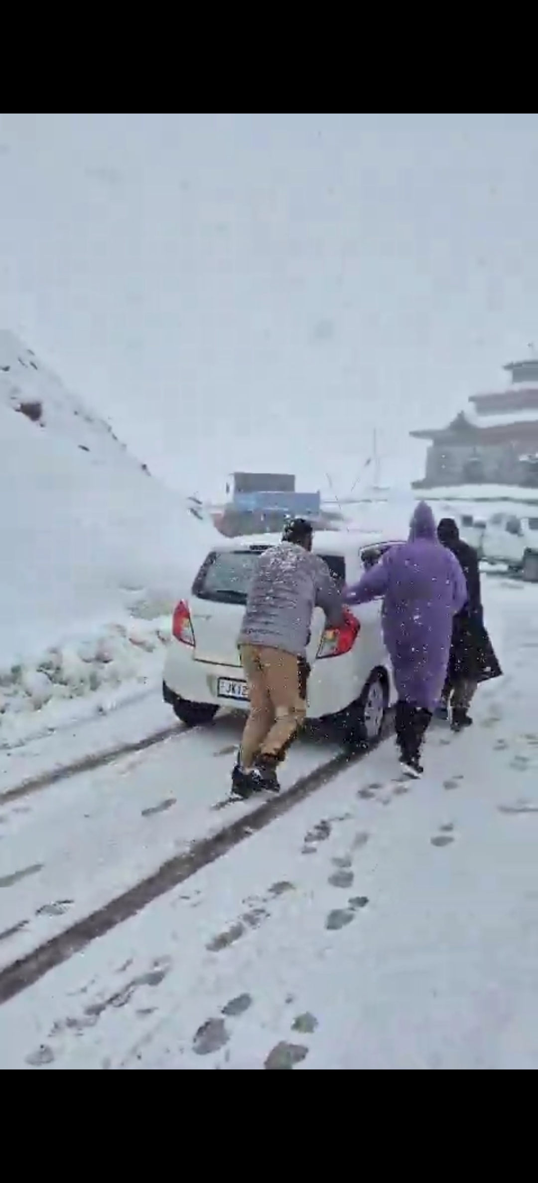 Peer ki Gali received fresh snowfall today, with around 4–6 inches recorded so far. More snowfall is expected in the next 24 hours.