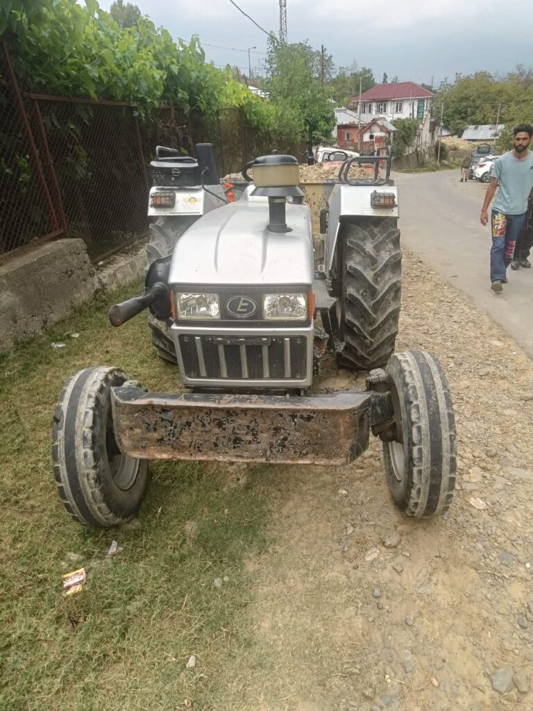 HANDWARA POLICE SEIZED EIGHT MOTOR BIKES AND ONE VEHICLE FOR VIOLATION OF TRAFFIC RULES BESIDES TWO TRACTOR CARRYING ILLIGAL MINED MATERIAL HAVE BEEN SEIZED