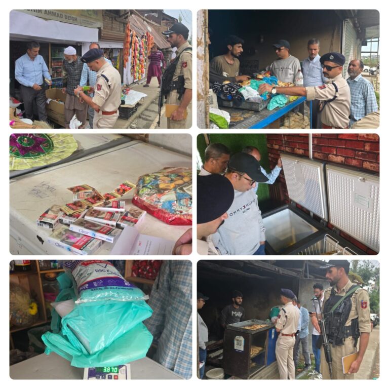 BaramullaPolice conducted a joint enforcement drive at Chandoosa Market against prohibited polythene, tobacco violations, encroachments & unhygienic food practices. 3.87 kg polythene seized, fines imposed and directions issued