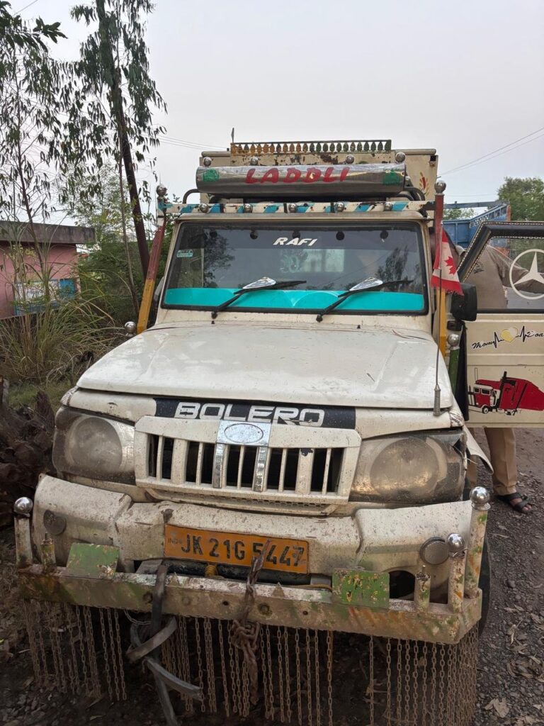 J&K POLICE KATHUA FOILED BOVINE SMUGGLING BID AT PANDORI BRIDGE, NAGRI; 04 BOVINES RESCUED & 01 MAHINDRA LOAD CARRIER SEIZED