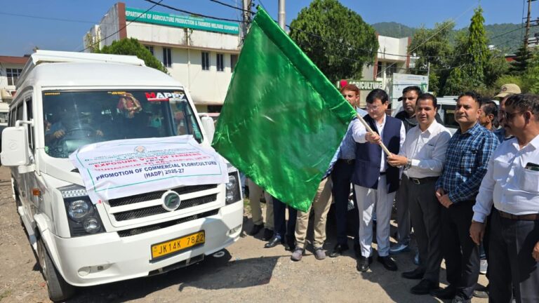 DC Udhampur, Minga Sherpa flagged off 30 farmers for an inter-state exposure visit to Chaudhary Sarwan Kumar Himachal Pradesh Krishi Vishvavidyalaya, Palampur