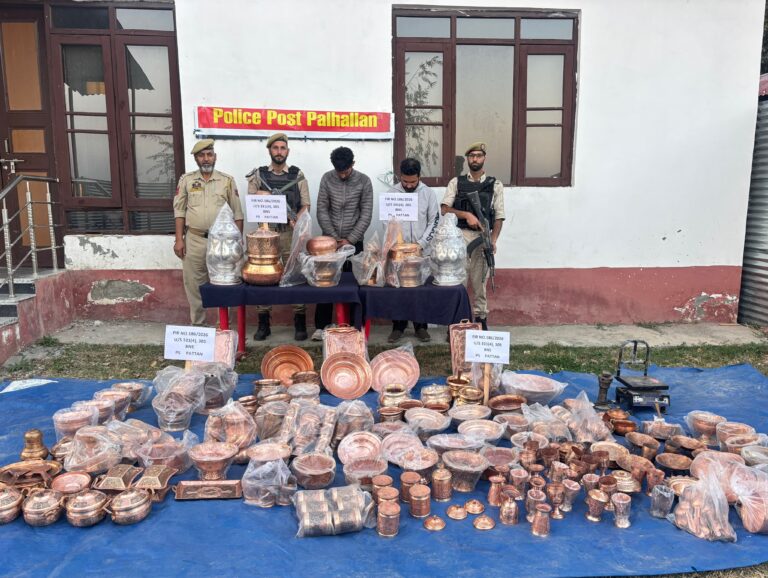 #BaramullaPolice crack theft case at Hyderbeigh Market. Stolen copper utensils recovered and three accused, including a juvenile, apprehended in FIR No. 186/2026 of PS Pattan under Sections 331(4) & 305 BNS. Further investigation underway