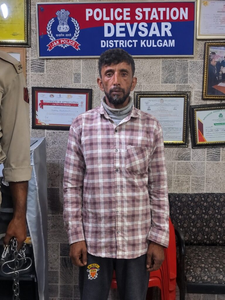 Kulgam Police arrested absconder Shabir Ahmad Beigh S/O Lal Mohd Beigh R/O Banimullah, Devsar, wanted in FIR No. 62/2013 U/S 148/323/336/354/379/447 RPC of PS Devsar