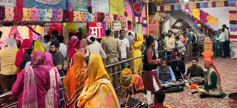 DIPR Samba organised a Bhajan Sandhya at Chichi Mata Temple on the auspicious occasion of the first Navratri. Devotional performances by Ajeet & Party created a spiritually uplifting atmosphere, celebrating faith, cultural heritage and community togetherness